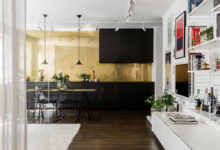 Фото - Стеклянная перегородка и стена из латуни: квартира с открытой планировкой в Швеции (65 кв. м)