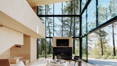 Фото - Дерево, металл и стекло: современный дом в лесу удивительной формы